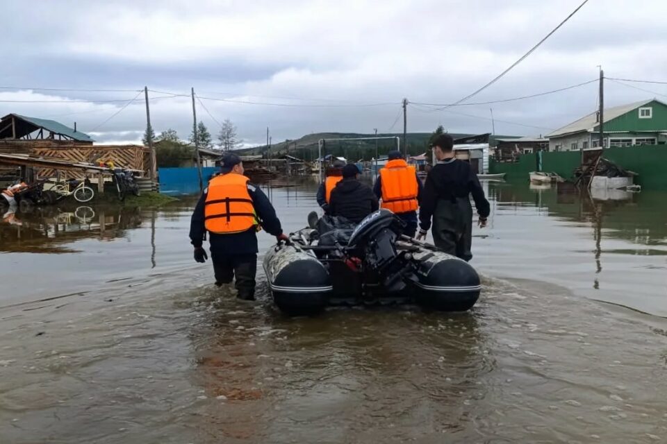 В селе Боронук Верхоянского района Якутии спасатели эвакуируют людей и скот