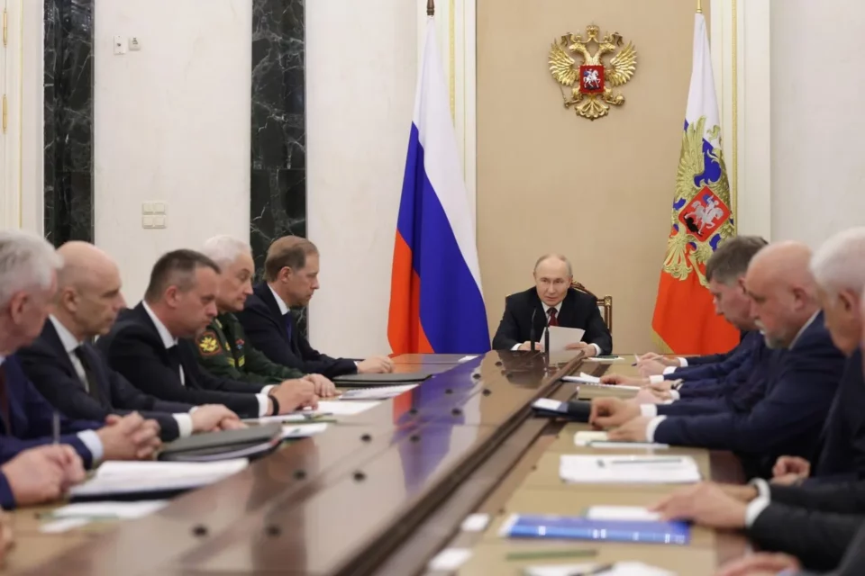 Владимир Путин поручил обеспечить стабильные поставки топлива предприятиям агропромышленного комплекса
