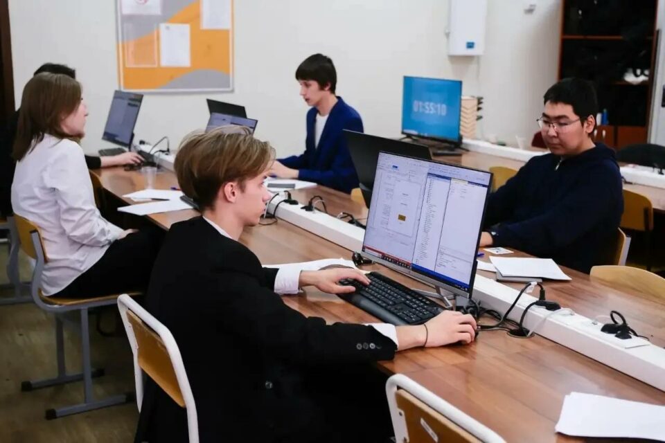 Демоэкзамен на 100 баллов сдали 19 выпускников Якутии