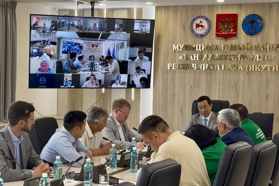 Айсен Николаев провел совещание по кормозаготовке в Якутии