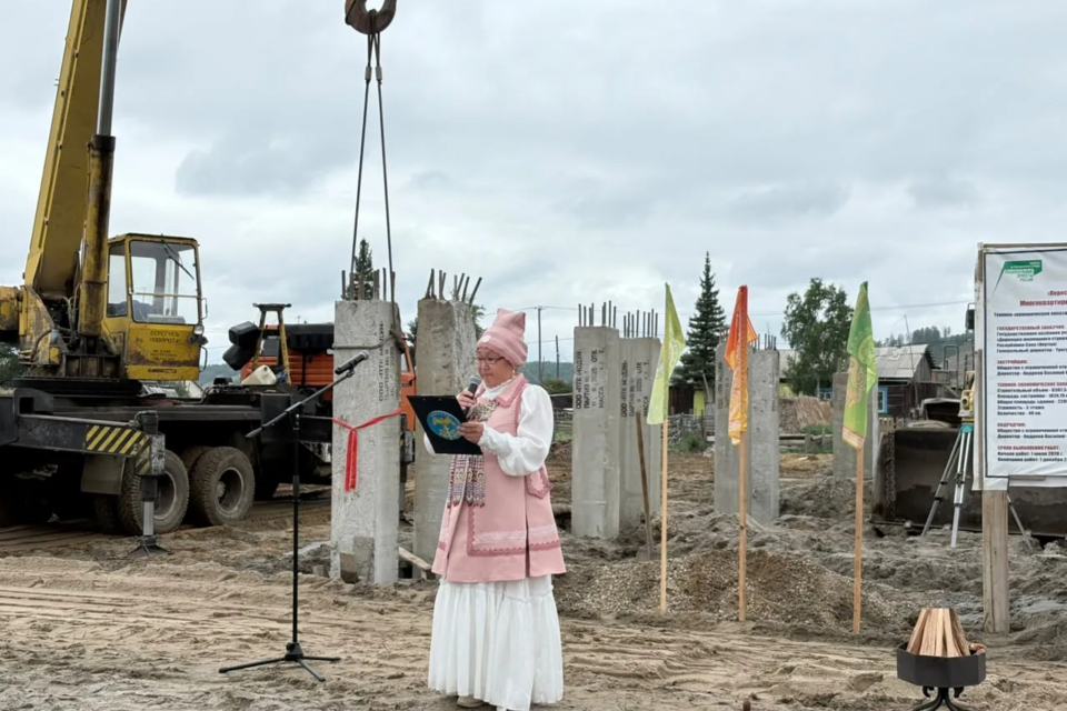 В селе Техтюр началось строительство дома для переселенцев из аварийного жилья