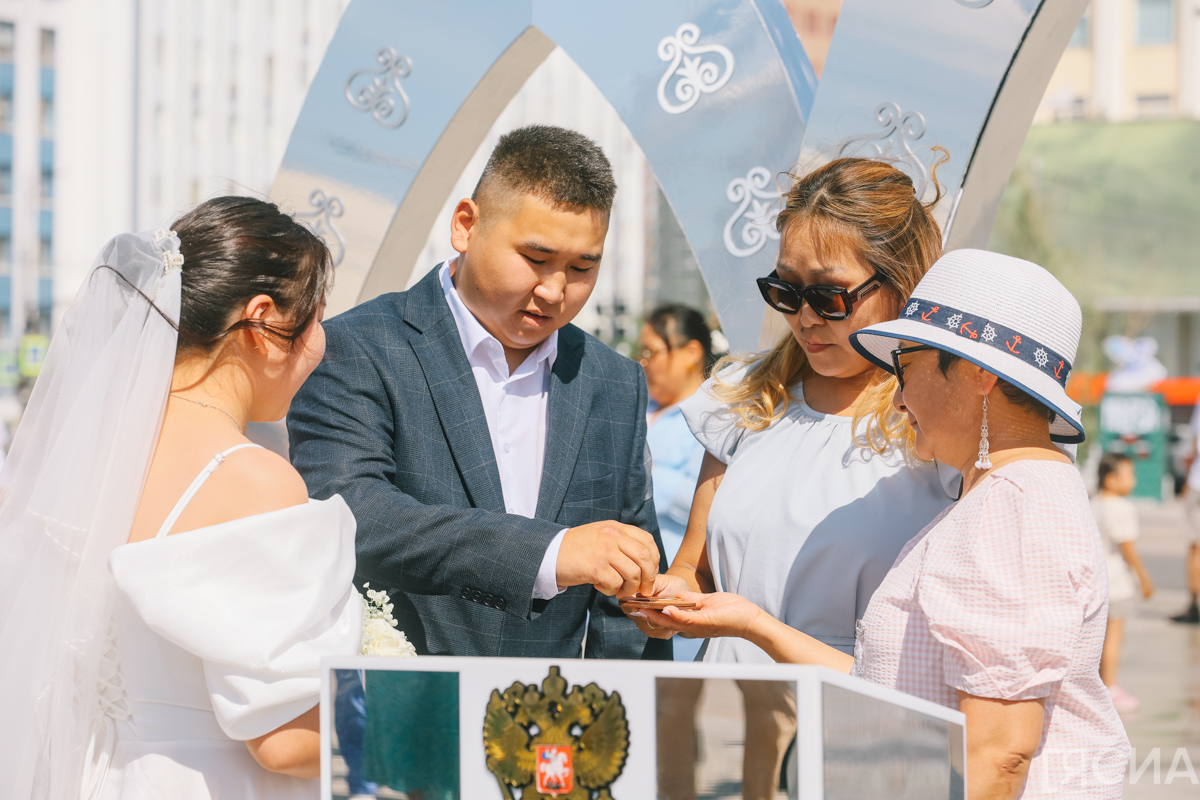 В центре Якутска состоялась церемония заключения брака