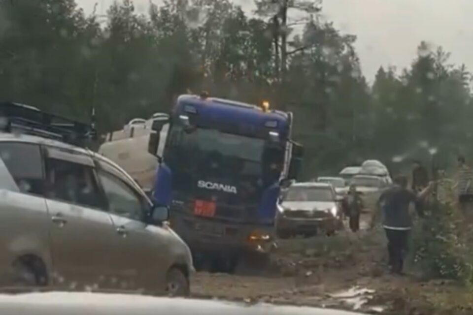 Большегруз перекрыл движение на автодороге «Амга»