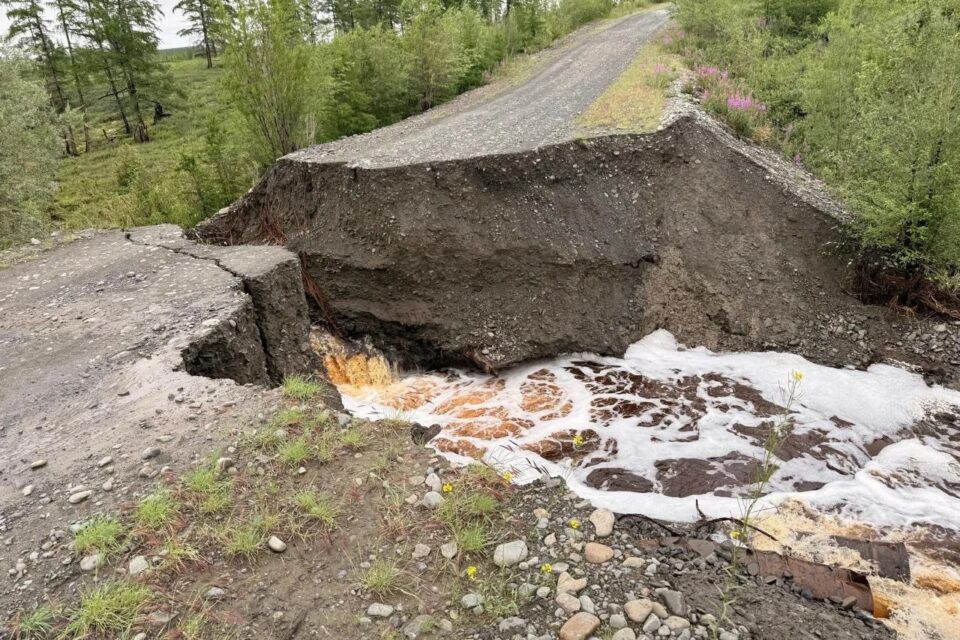 В Эвено-Бытантайском районе Якутии закрыт участок дороги из-за дождевого паводка