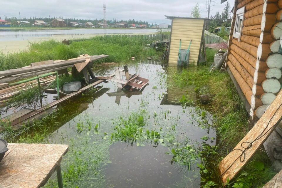 Вода от аномальных дождей в селе Сунтар начала отступать