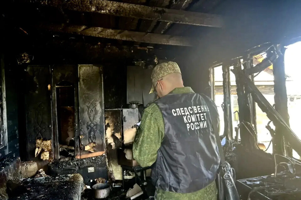 В Усть-Майском районе от ожогов при пожаре погибли бабушка и внук