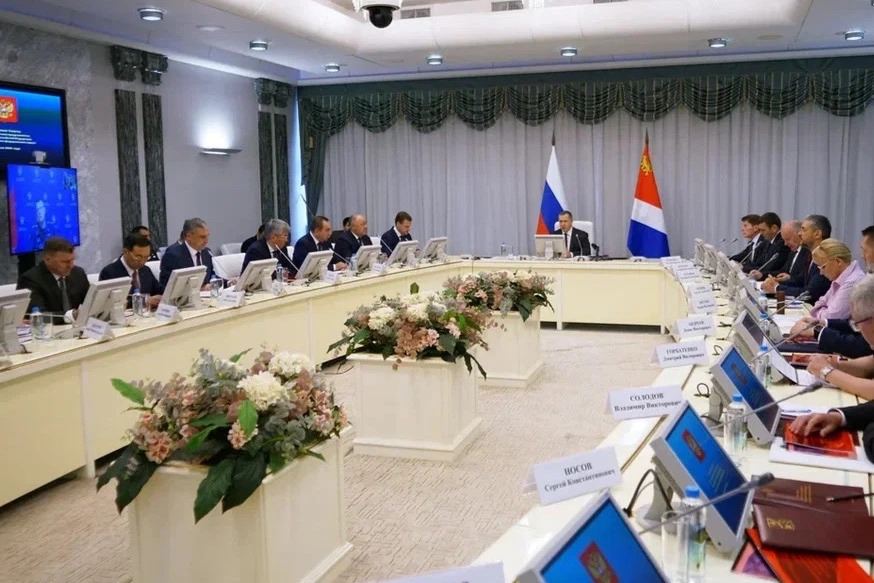 Айсен Николаев принял участие в заседании Совета при полпреде президента России в ДФО