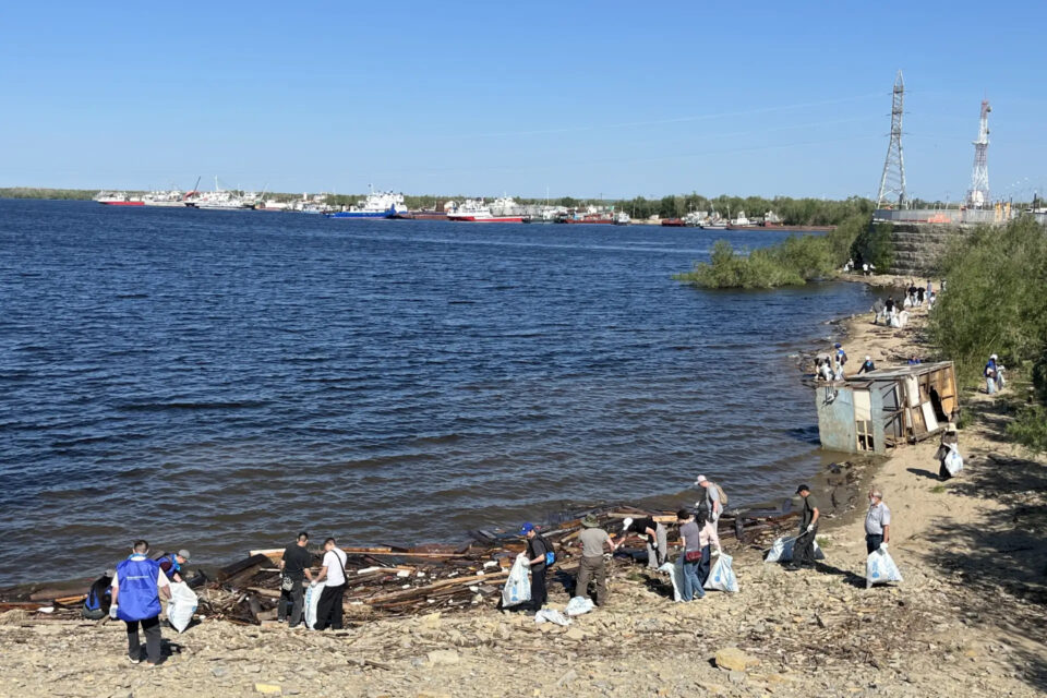 Два кубометра мусора собрали на берегу реки Лены в Якутске