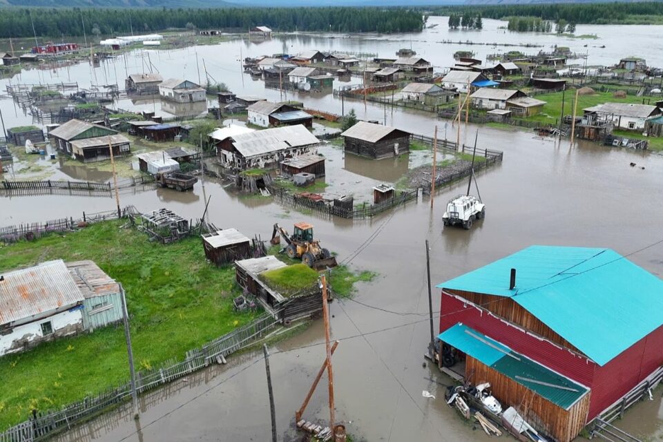 «Обеспечиваем людей водой и продуктами»: глава села Суордах Верхоянского района — о дождевом паводке