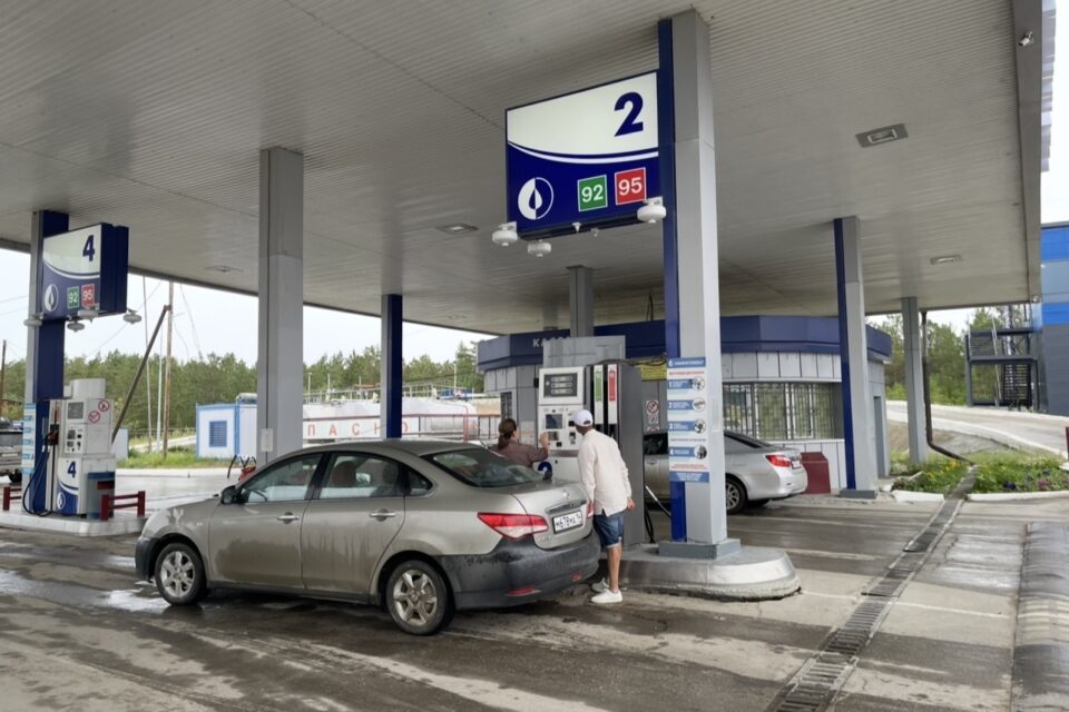 На одной из АЗС Якутска приостановили отпуск топлива