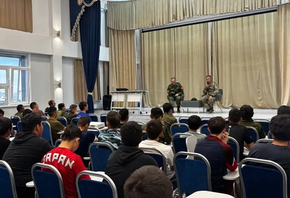 Ветеран СВО Василий Местников провел урок мужества для студентов в Якутске