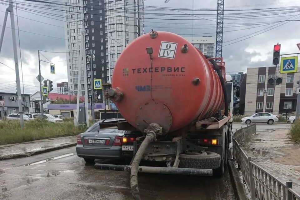 В Якутске откачивают воду с заниженных мест после дождя
