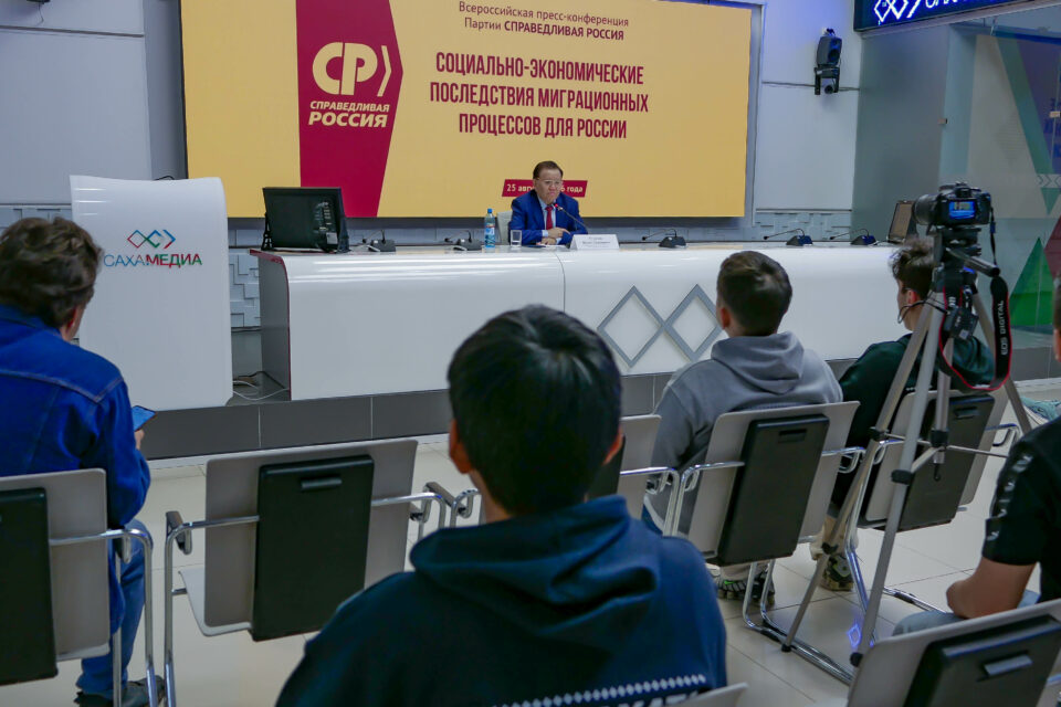 Приехал, поработал, попрощался: Федот Тумусов озвучил позицию «СР» в сфере миграционной политики