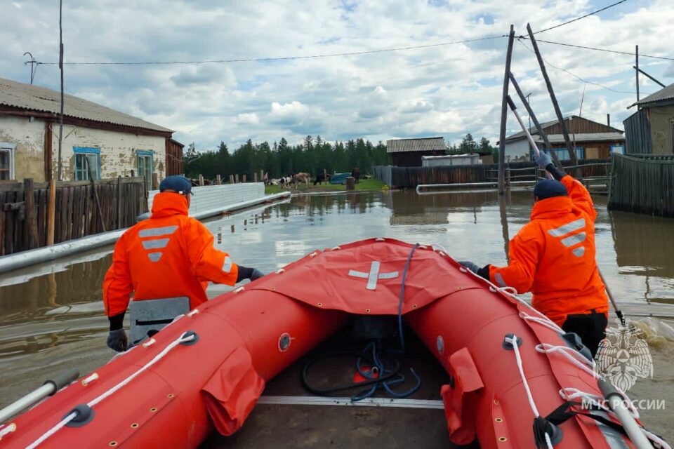 Более 50 дворовых территорий освободились от воды в Верхоянске и Боронуке