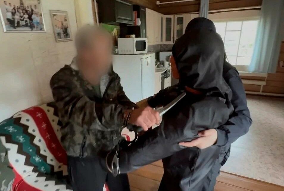 В Вилюйском районе мужчина убил знакомого кустарным ножом