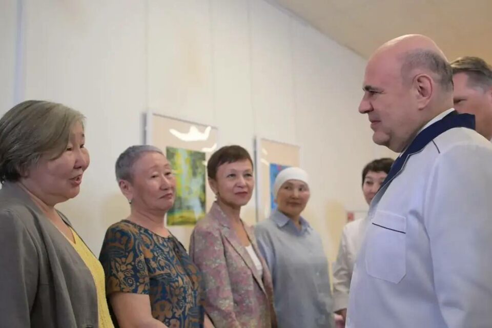 «Каждому пожал руку и пожелал здоровья»: онкопациенты Якутии — о встрече с Михаилом Мишустиным