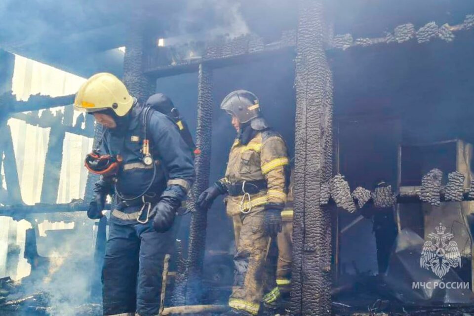 В селе Арылах Мирнинского района сгорели два гаража и баня