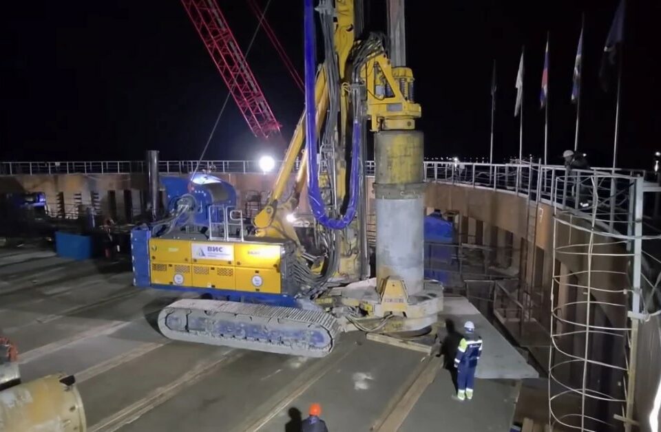 Началось бурение свай под центральный пилон Ленского моста