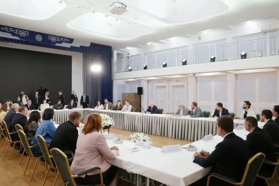 Якутянки выступили с федеральными инициативами на встрече с Владимиром Путиным