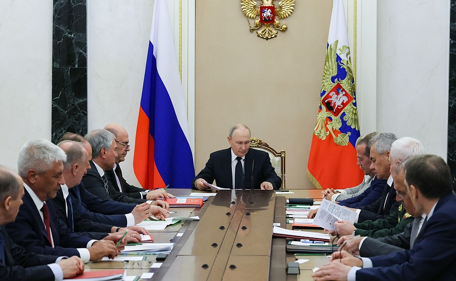 Путин обсудил с Совбезом стратегию развития Арктики и вопросы безопасности