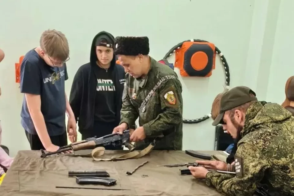 Ветераны СВО из Нерюнгри провели урок мужества и мастер-класс по тактической медицине для подростков