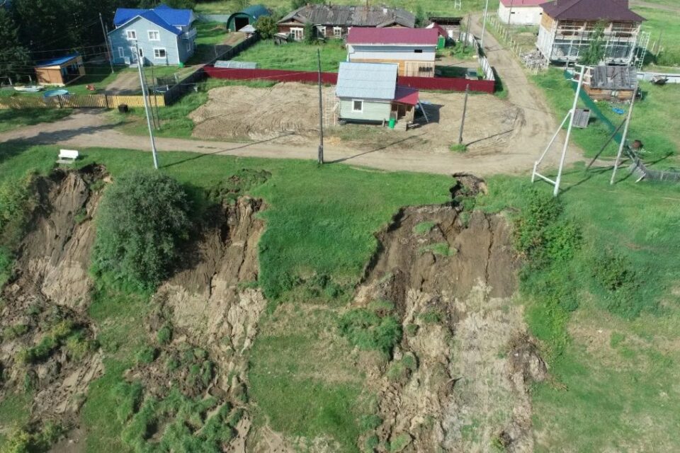 В Сунтаре размывает берег Вилюя — власти ищут способ защитить село и дорогу