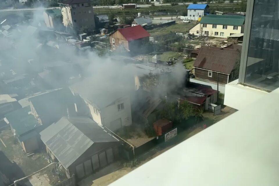 В Якутске загорелся частный дом, огонь перекинулся на соседний