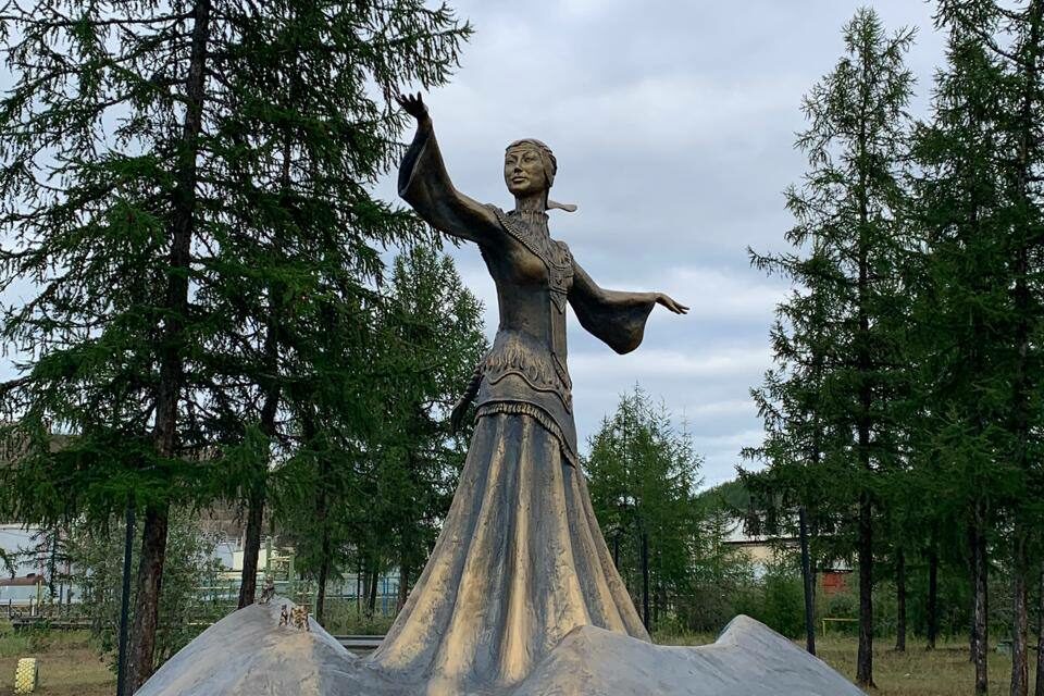 В Батагае установили памятник реке Яне