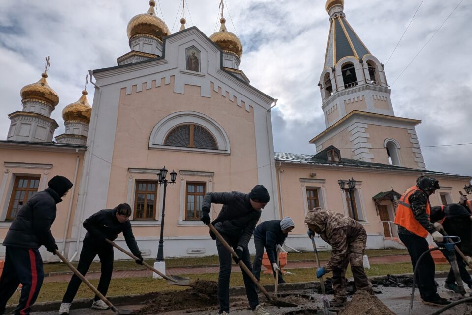 В Якутске очистили от десятков пней территорию Преображенского собора