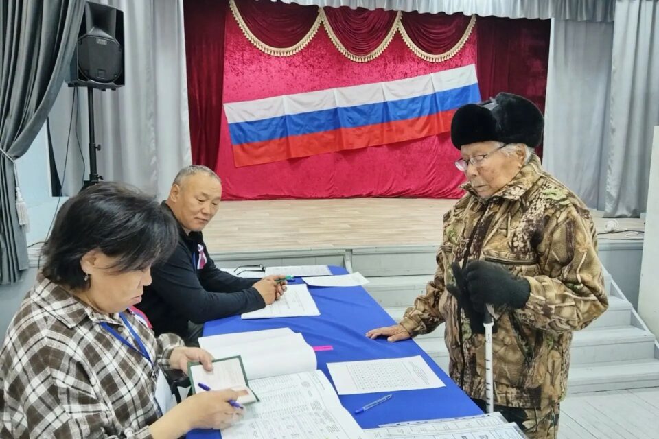 В Абыйском районе проголосовал долгожитель
