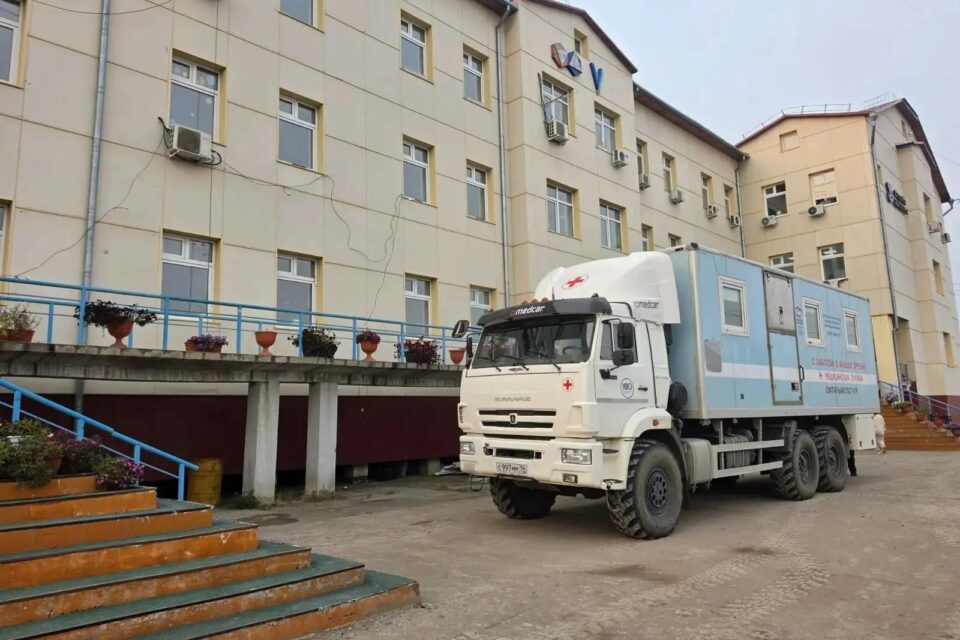Мобильные офтальмологи проводят лазерные операции и осмотры в Мирнинском районе