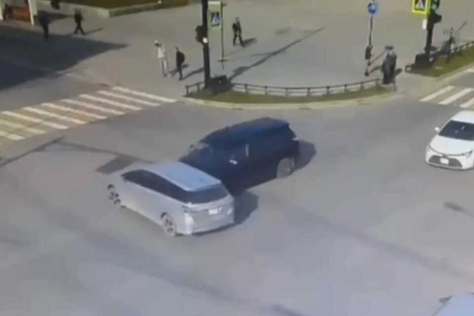 Видео: в Якутске при столкновении двух иномарок пострадали четыре человека