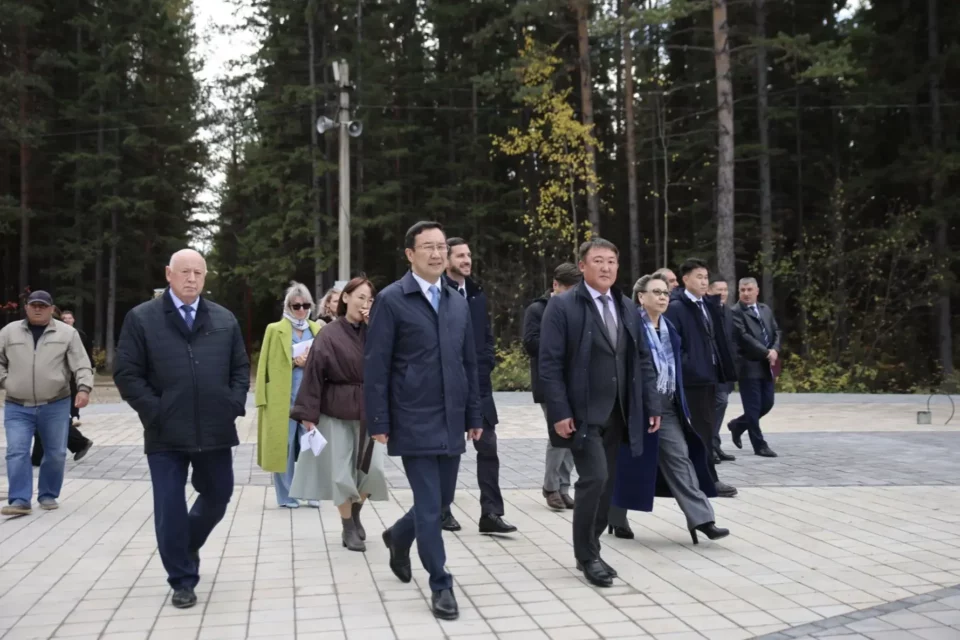 Айсен Николаев проверил благоустройство парка «Ойуур» в Ленском районе
