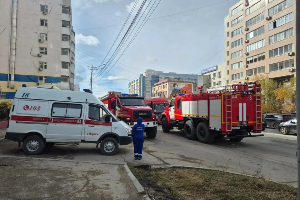 В Якутске пожар вспыхнул в магазине на первом этаже жилого дома