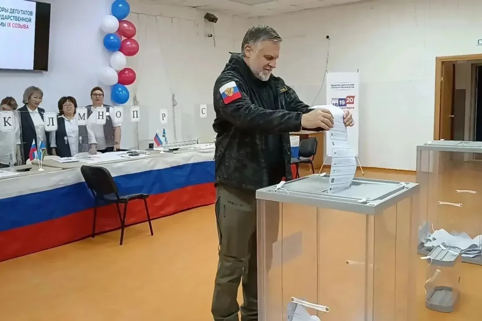Члены правительства Якутии принимают участие в голосовании на выборах в Госдуму