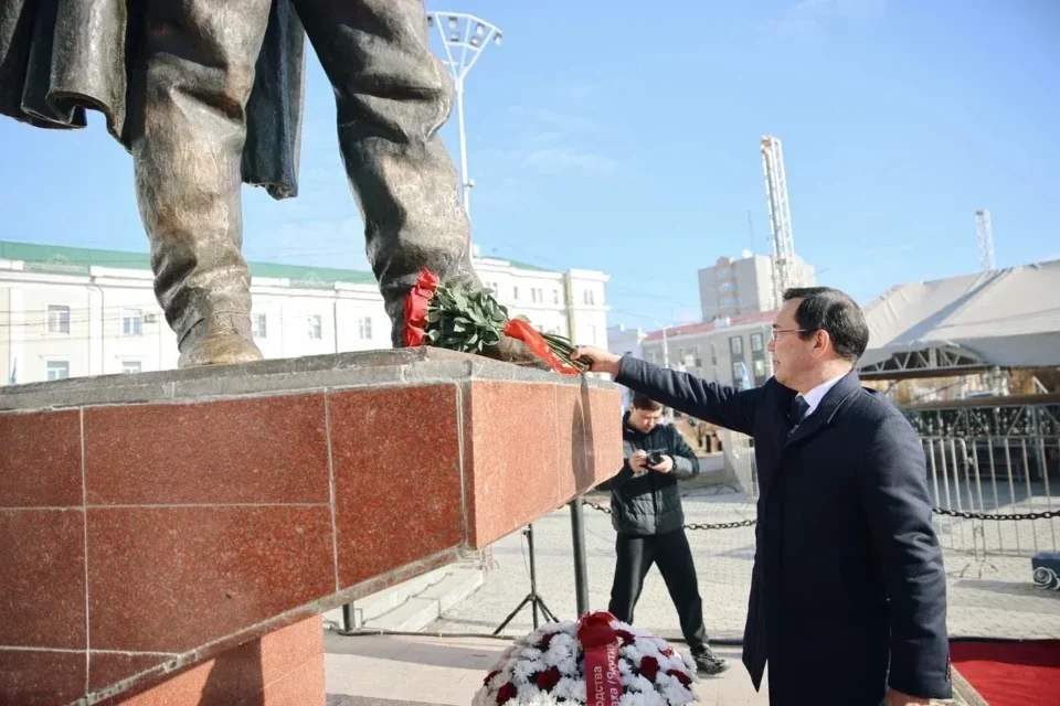 Айсен Николаев возложил цветы к памятнику Платону Ойунскому в День государственности республики