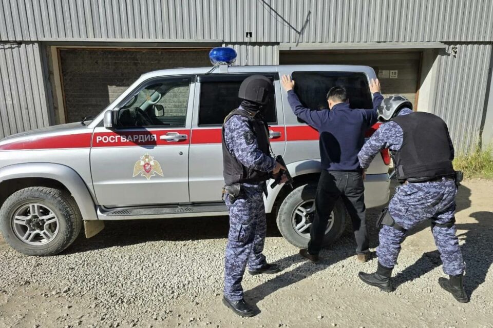 Росгвардейцы в Якутске задержали дебошира в федеральном розыске
