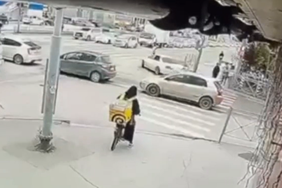 Видео: в Якутске на разрешающий сигнал светофора сбили пожилую женщину