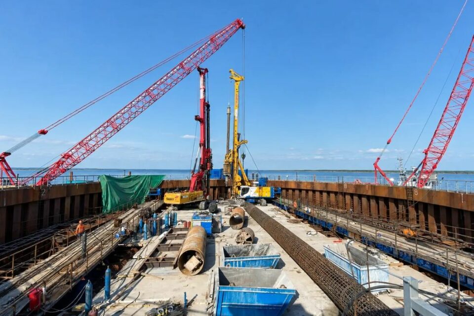 На стройке Ленского моста готовы первые 13 буронабивных свай для пилонов