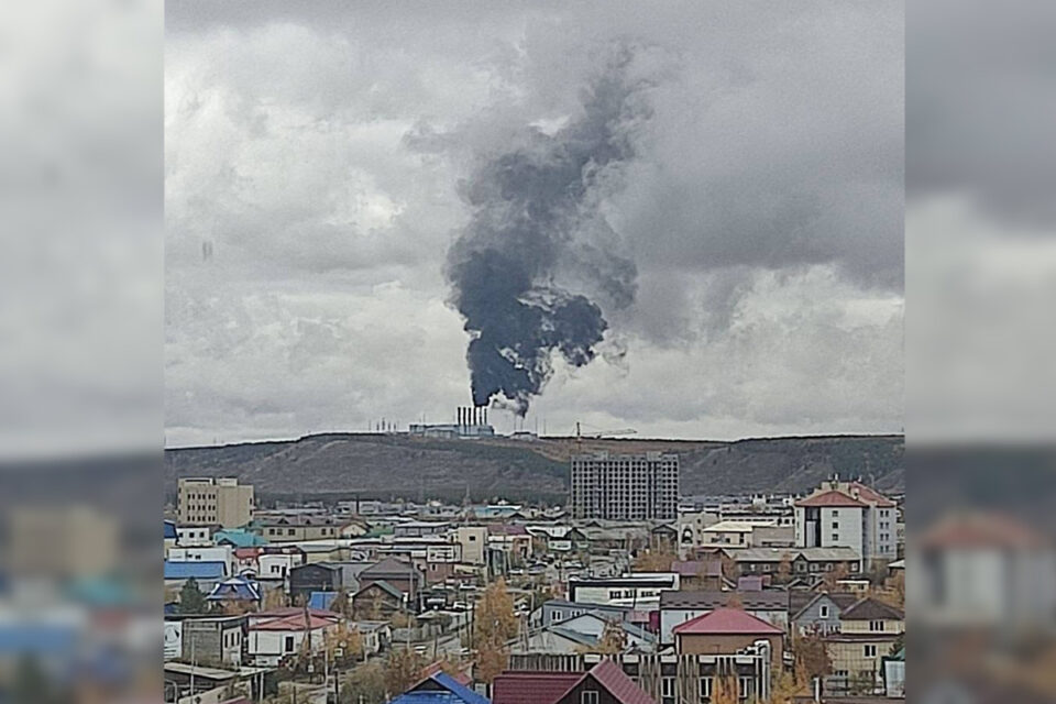 Жителей Якутска встревожил черным дым над ГРЭС-2