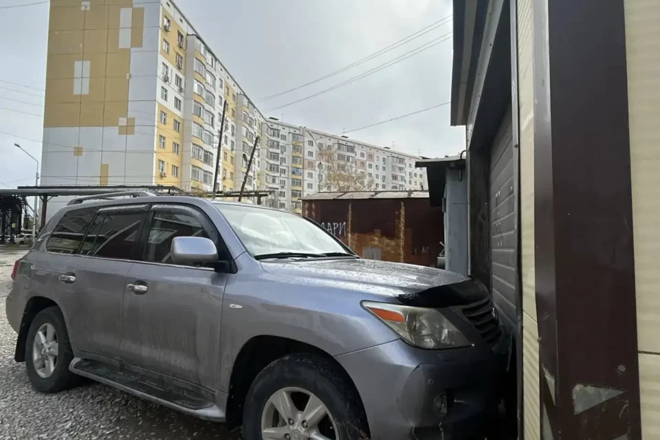 В Якутске владелец незаконного гаража заблокировал демонтаж автомобилем