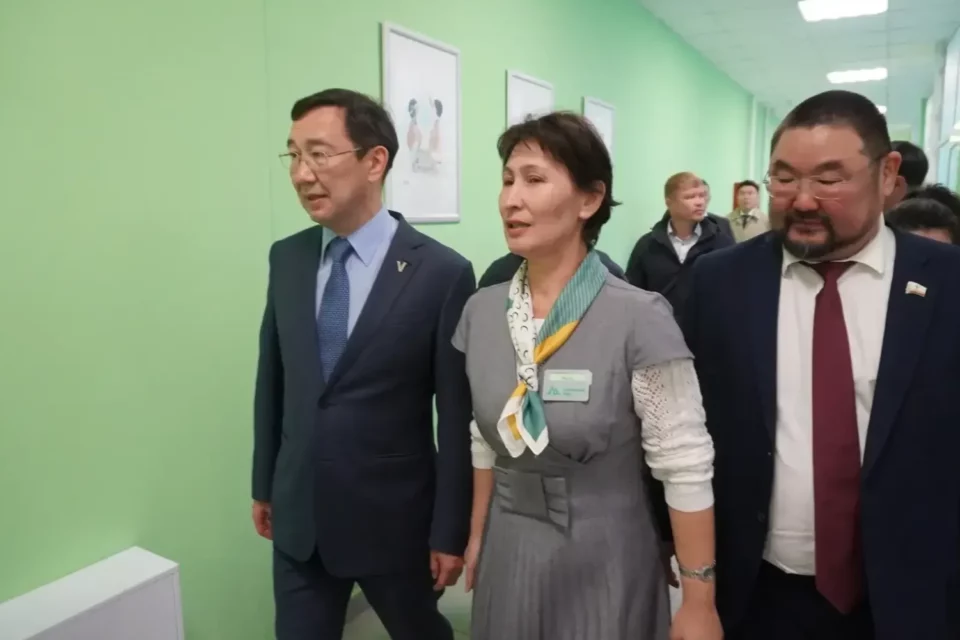 Глава Якутии ознакомился с работой семейного многофункционального центра в Олекминске