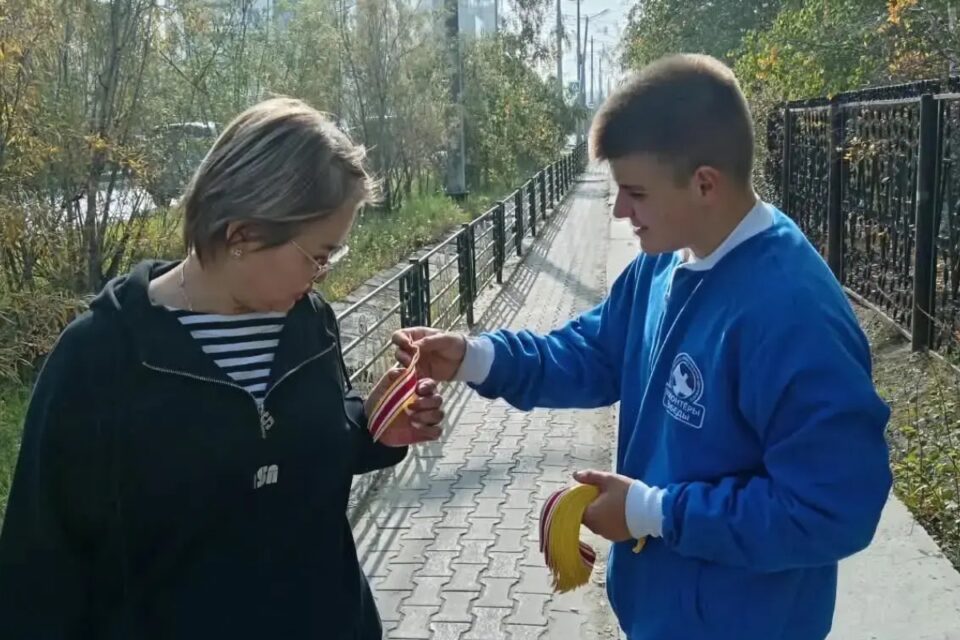 Волонтеры в Якутске раздали более 1500 лент «Дальневосточной Победы»