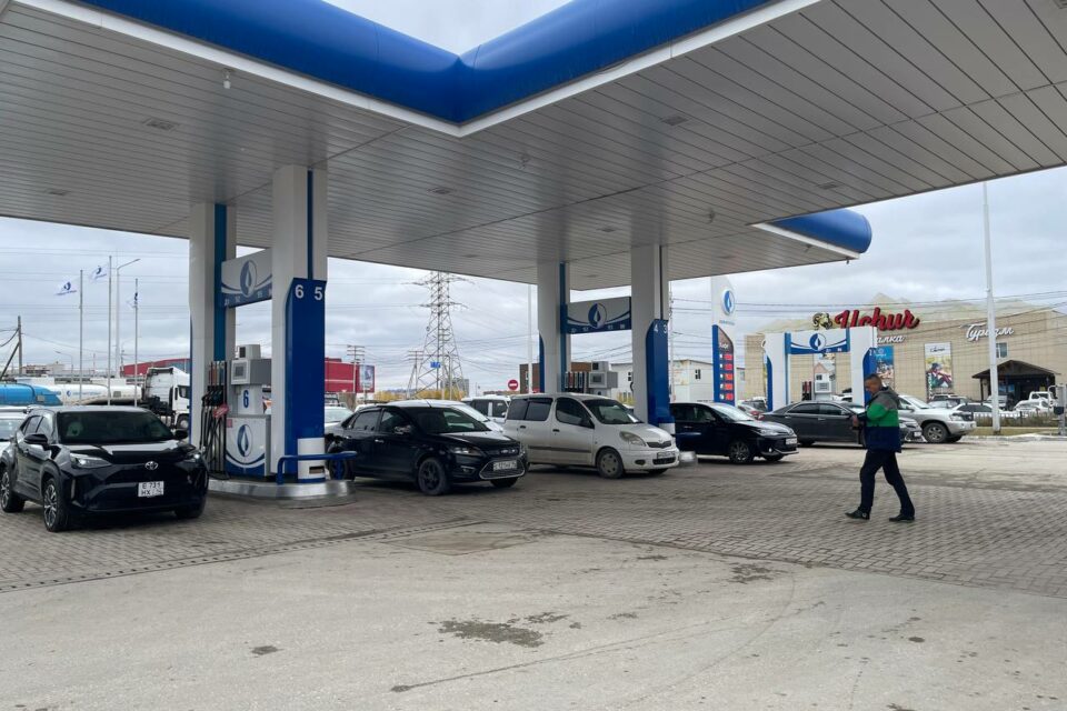 В Якутске уменьшились очереди на АЗС: репортаж с заправок