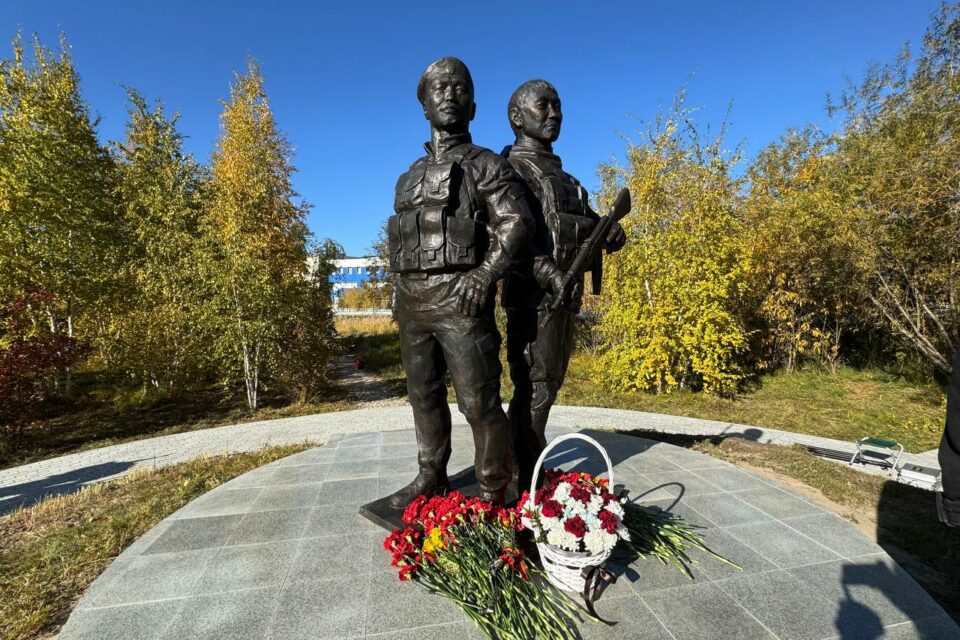 В Якутске открыли памятник Герою России Дмитрию Егорову и его боевому товарищу Николаю Романову