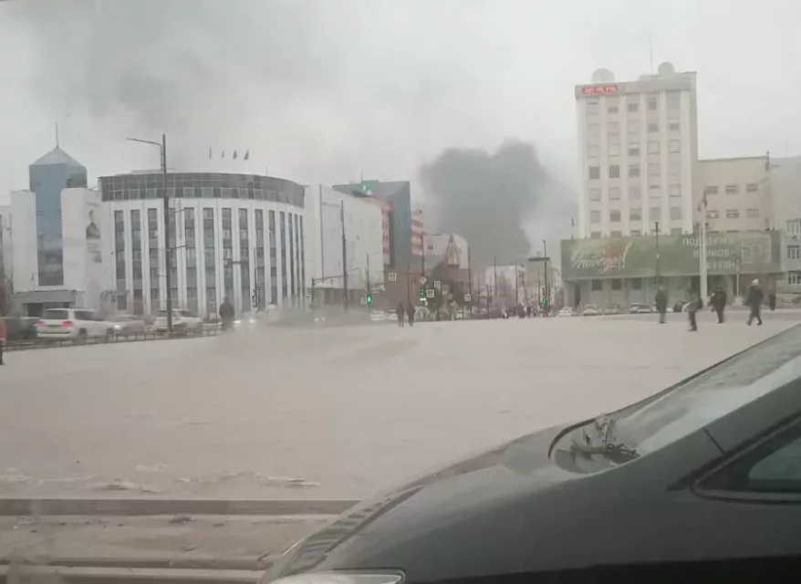 В Якутске заметили густой черный дым. Очевидцы поделились фотографиями