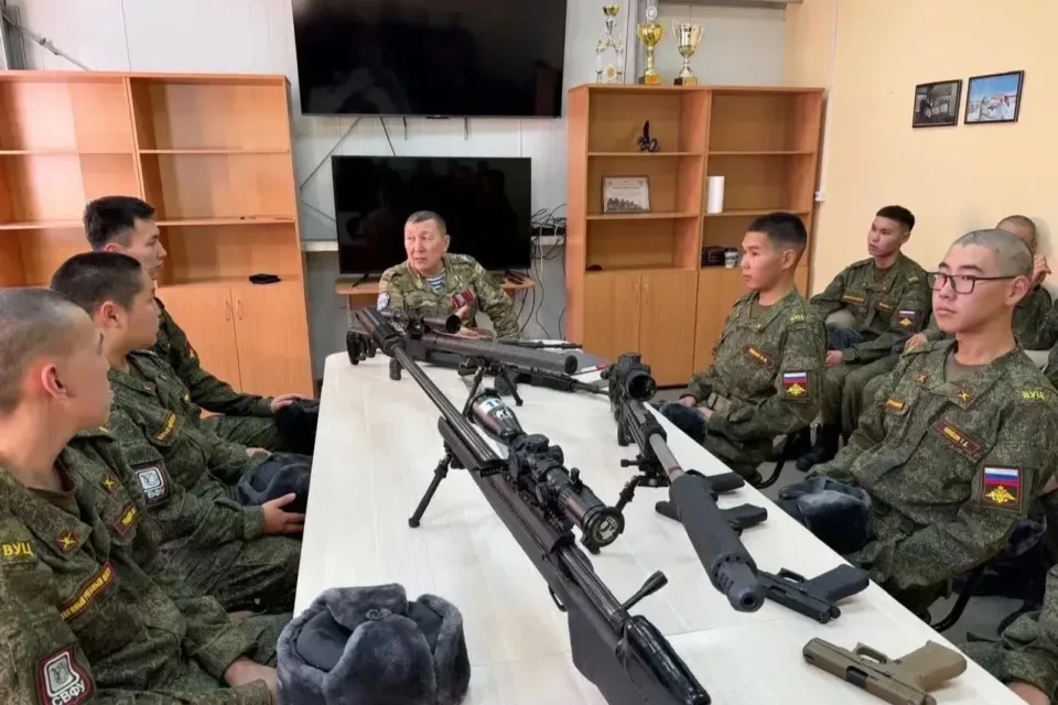 Герой России Александр Колесов провел урок мужества для курсантов Военного учебного центра СВФУ