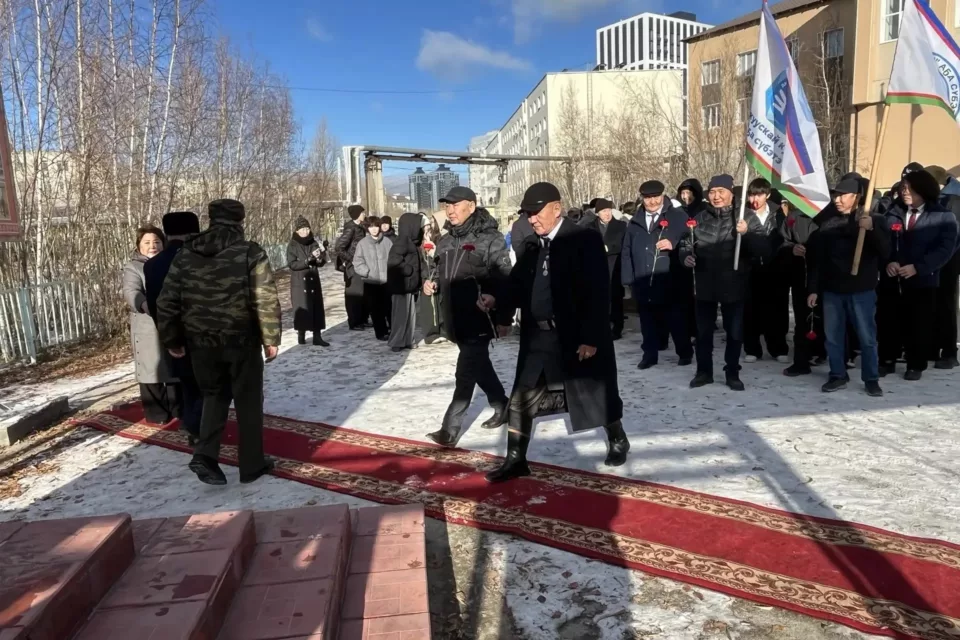 В Якутске возложили цветы к стеле «Отец и сын»