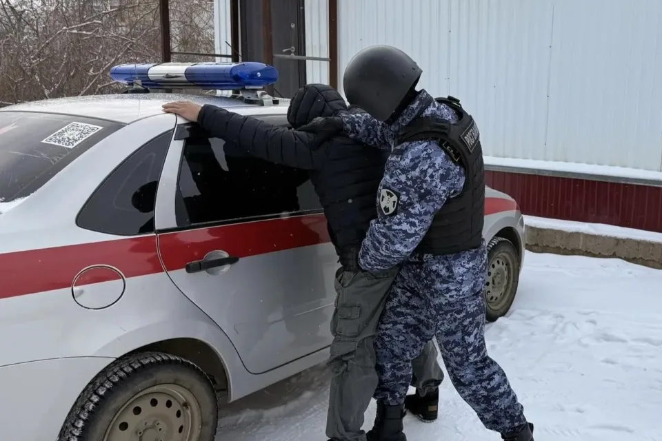 В Мирном росгвардейцы задержали мужчину, угрожавшего бармену игрушечным пистолетом