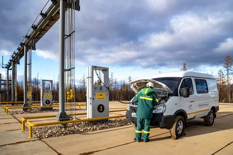«Роснефть» построила на Среднеботуобинском месторождении газозаправочную станцию для спецтехники